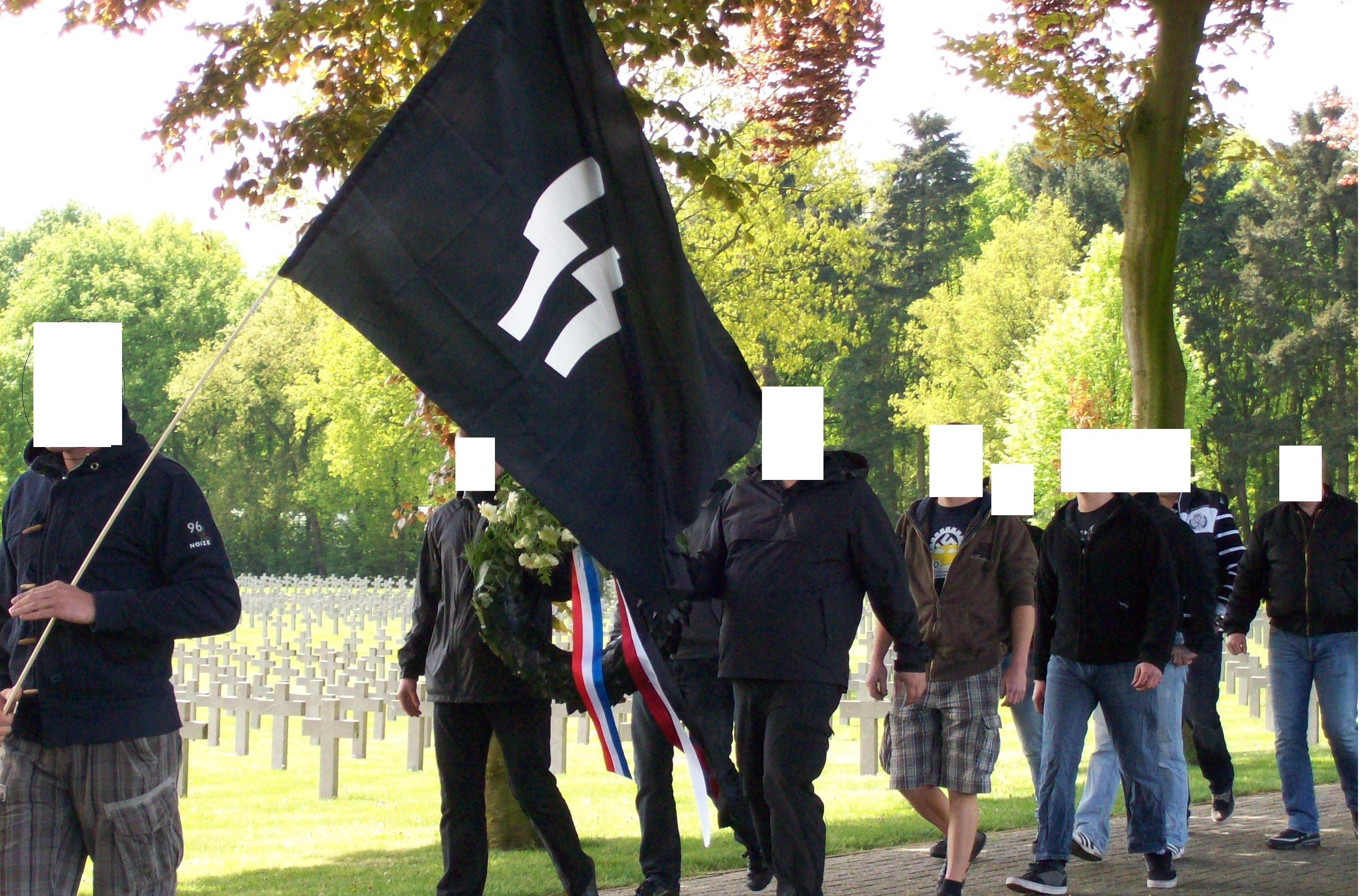 Willem van Dijk met SS-vlag en Tom van den Hoek met hakenkruisshirt op de militaire begraafplaats Ysselsteyn, 2013