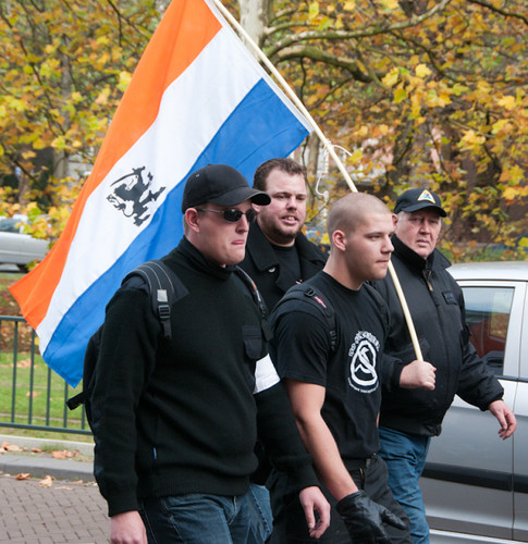 Jeroen Boers (kaal) op demonstratie Nederlandse Volks-Unie samen met Jeroen van den Berg (met zonnebril), oktober 2010. Van den Berg is lid van Ulfhednar. Hij moet volgende week met enkele Ulfhednar-kameraden voor de rechter verschijnen vanwege illegaal vuurwapenbezit