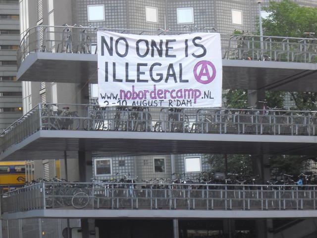 Spandoek tegen over het Centraal Station in Amsterdam