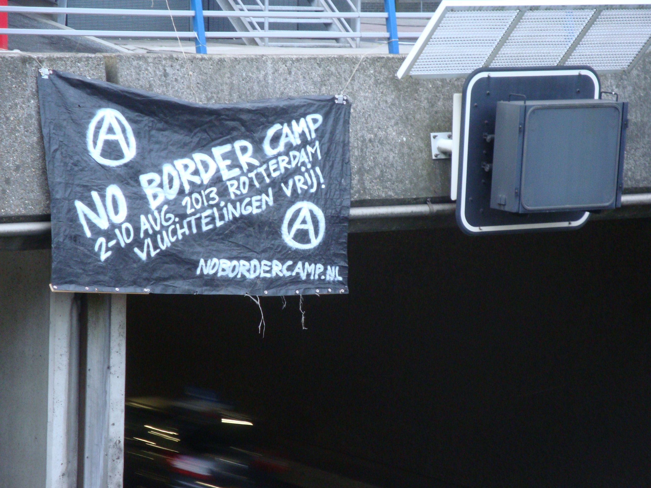 Autonomen Den Haag hing om 06:30 tijdens de ochtendspits een spandoek boven de A12