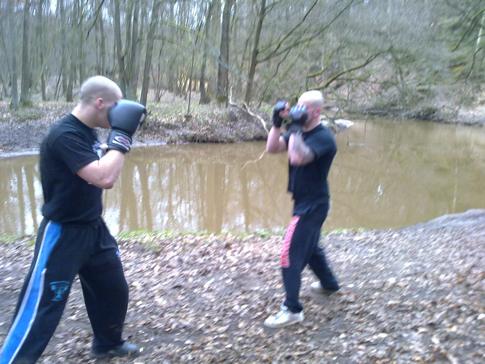 Jeroen Boers (links) op een training van het Skinhead Front Nederland, 2011