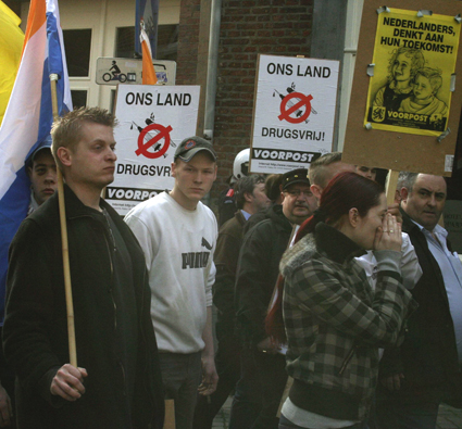 Patrick de Bruin (met vlag) op demonstratie Voorpost ‘Ons land drugsvrij!’ te Maastricht, maart 2009