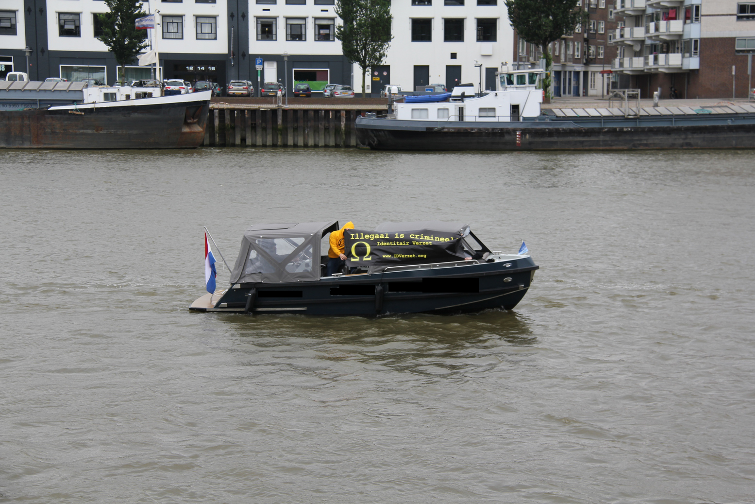 Spandoek "Illegaal is crimineel"