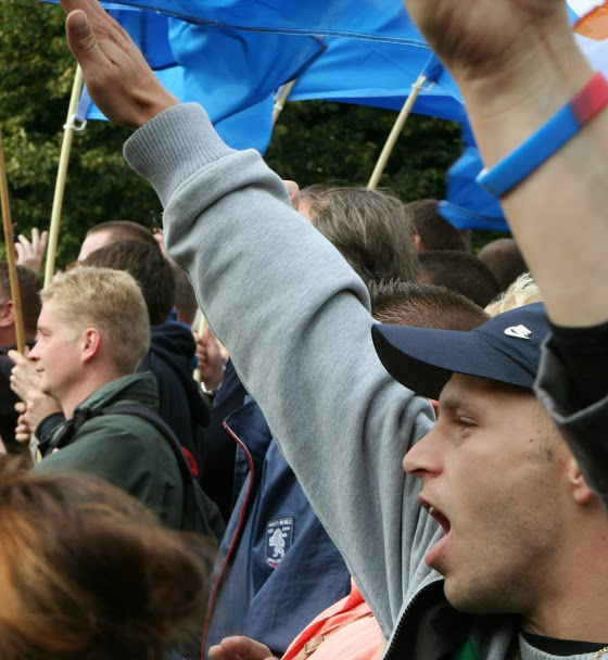 Hitler salute is used at the PVV protest