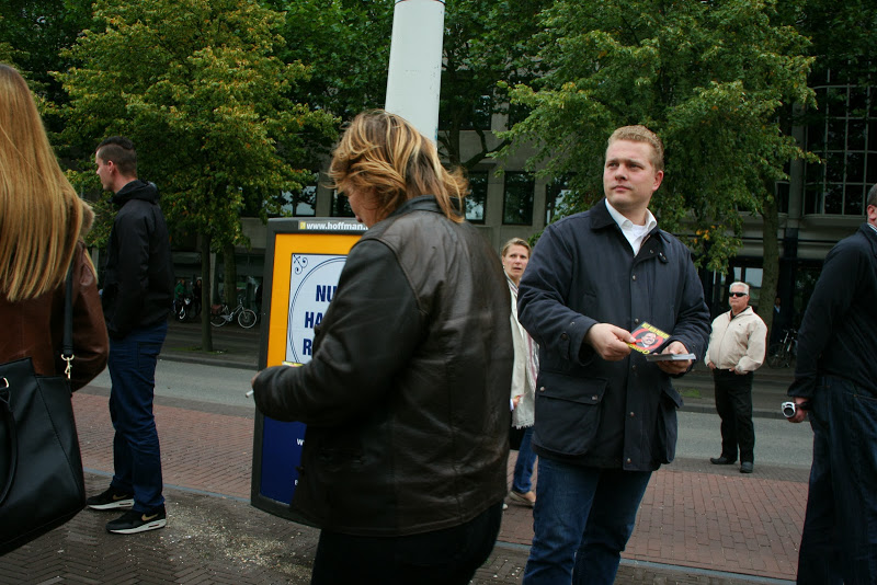 Paul Peters distributes stickers at PVV demonstration