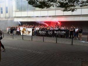 Roda JC en Alemannia Aachen fans maken Hitlergroet