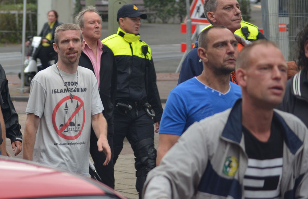 Ben van der Kooi met Stop islamisering t-shirt