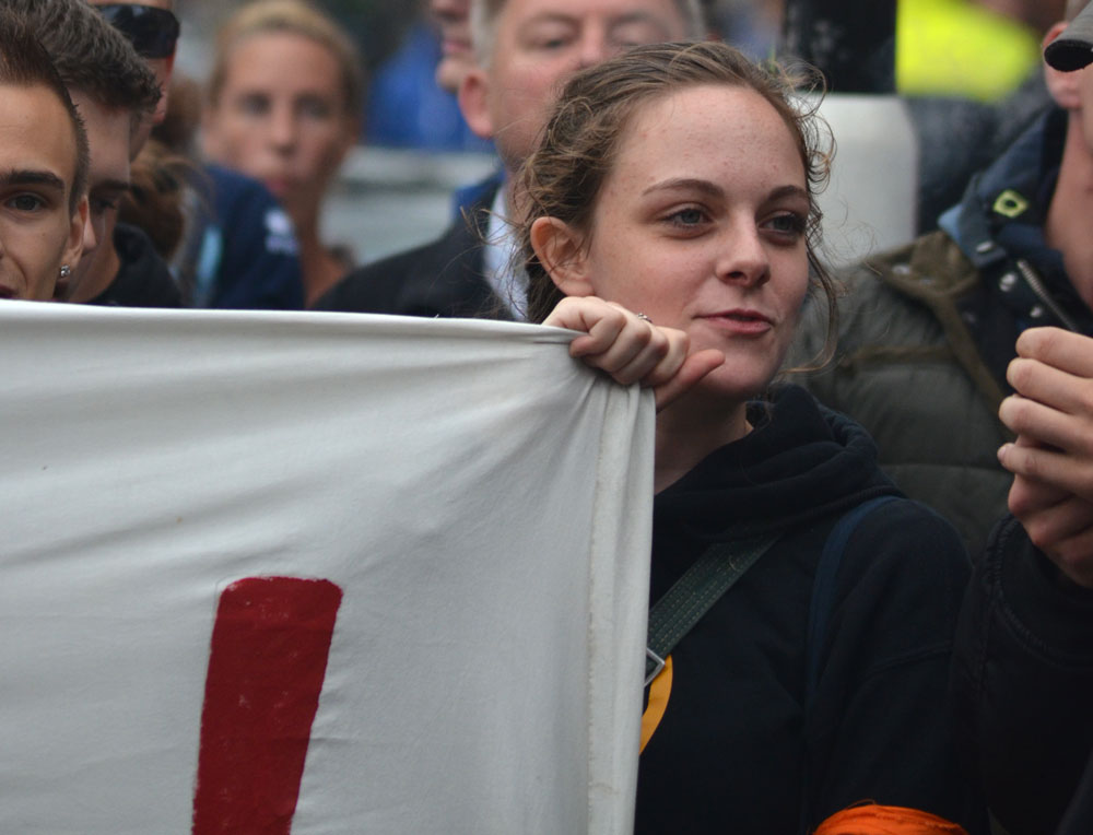 Gertrud Bossdorf van het extreem-rechtse Identitair Verzet met ordedienst band om haar arm