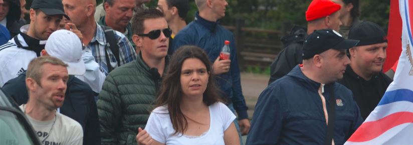 Links de VP activisten Ben van der Kooi en Simone Magretti. Daarnaast voormalig Nationale Alliantie activist en ADO hooligan Marco van der Pol en neonazi Barry Kluft (beiden met pet)