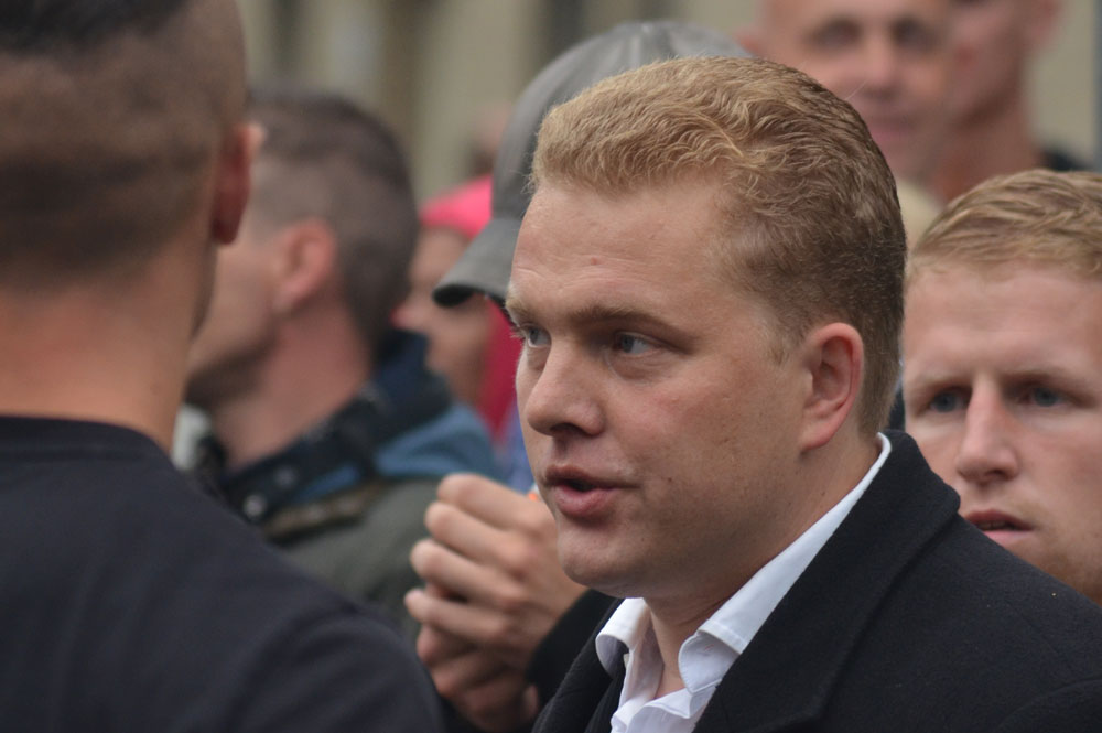 De pers en politie te woord gestaan door de bekende fascist Paul Peters