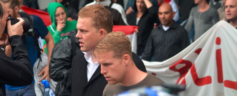 Links Paul Peters, naast hem de neonazi Tom van den Hoek