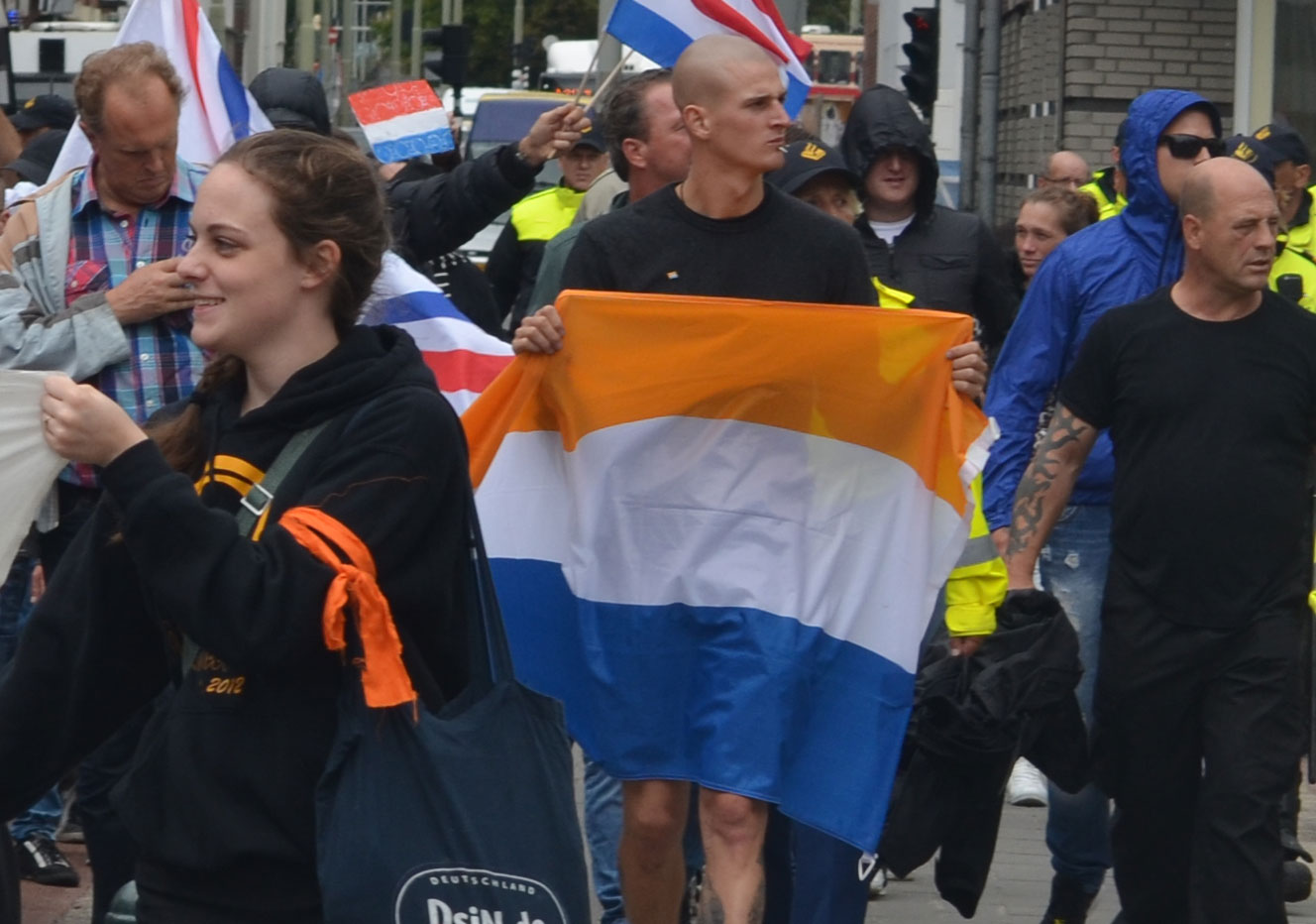 De Prinsenvlag werd ook mee gedragen. Deze vlag werd in de jaren ’30 gebruikt door o.a. de NSB.