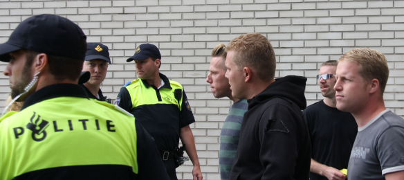 Paul Peters, zoekt de confrontatie op de tegendemonstratie van Identitair Verzet. Rotterdam, 10 augustus 2013