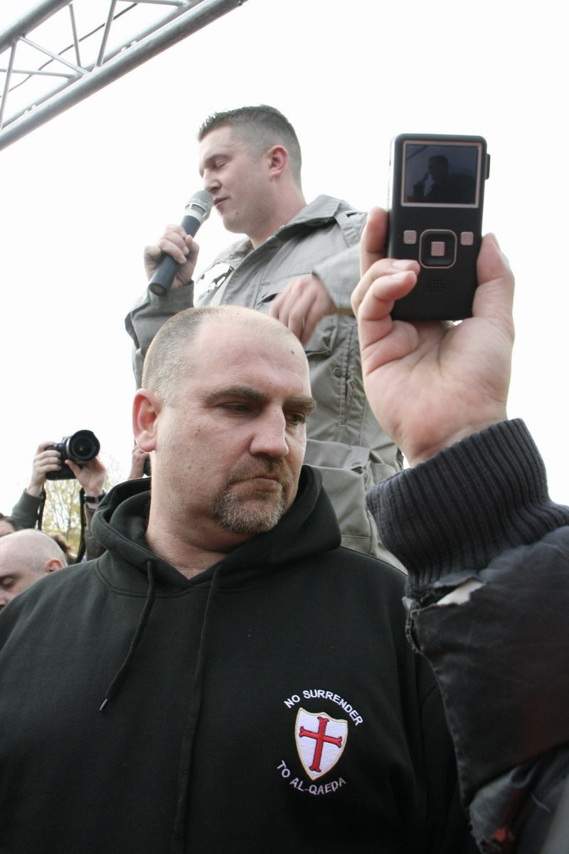 Stephen Yaxley-Lennon (“Tommy Robinson”) geeft toepsraak op DDL demonstratie Amsterdam, 30 oktober 2010
