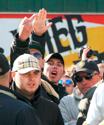 Owen Koenekoop brengt Hitlergroet rechts naast hem Barry Kluft. (Foto copyright Kafka.nl)