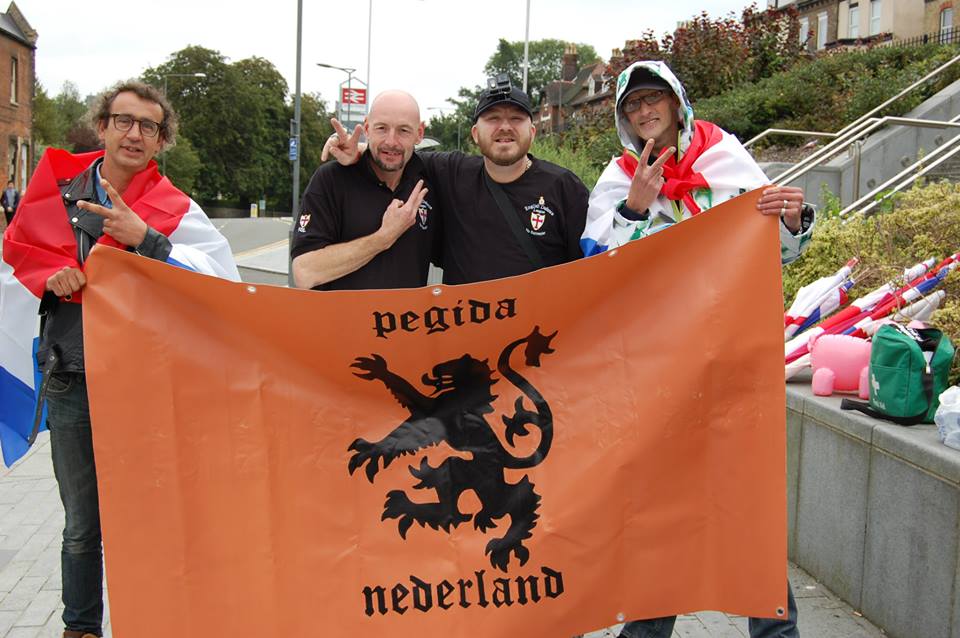 Polfliet (rechts) op EDL demonstratie, Dover 5 september 2015