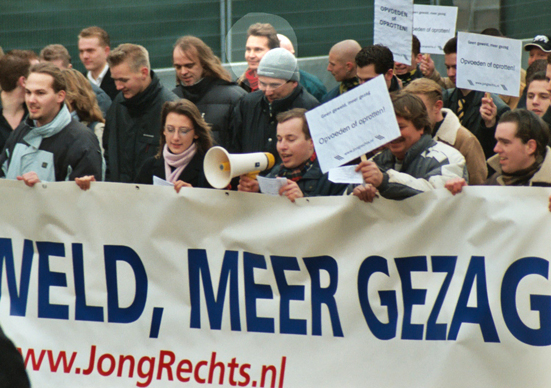 Ruud Sablerolle (rode sjaal) op demonstratie Nieuw Rechts in Den Haag, januari 2004