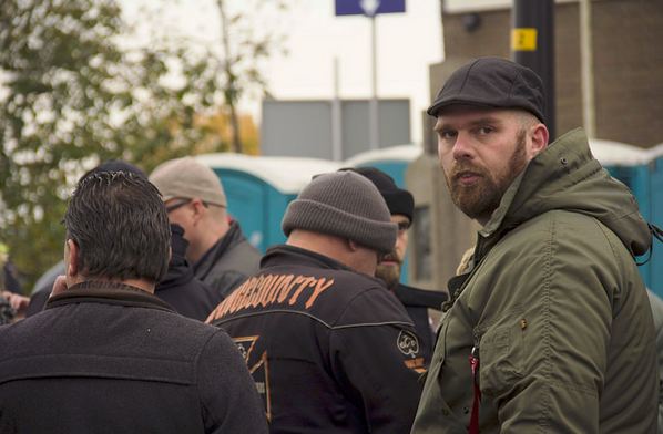 Ronald Kiewiet (pet) met andere leden ‘United We Stand Holland’ bij NVU-demonstratie Maassluis, 12 november 2016