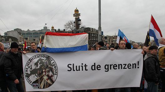 Spandoek op Pegida demonstratie in Amsterdam, 6 februari 2016