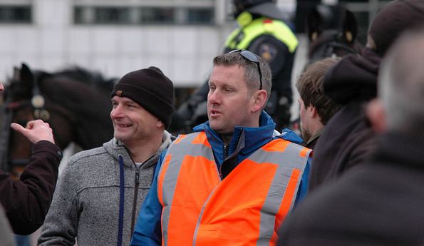Robert Schaap (voorzitter Voorpost-Nederland) en Florens van der Kooi (actieleider Voorpost) op demonstratie Pegida, Amsterdam 6 februari 2016