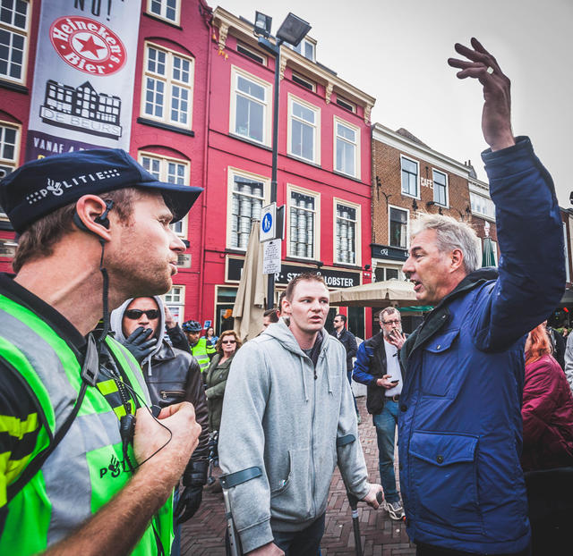 Michael Jansen (met krukken) naast Pegida leider Edwin Wagensveld in Utrecht